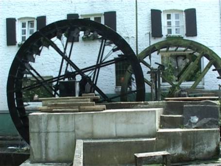 Schwalmtal : Mühlrather Mühle, beide mittelschlächtigen Mühlräder sind komplett erhalten. 